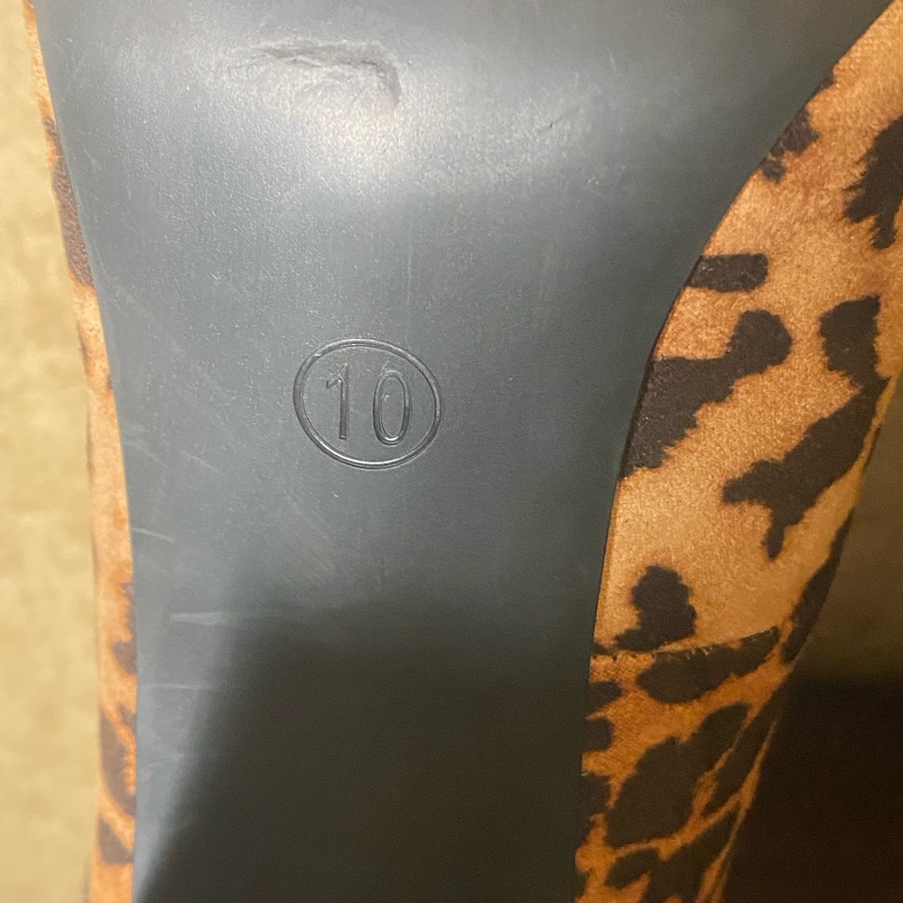 A new Day Cheetah pointed toe chunky heel! Like new condition, lots of wear left - Picture 7 of 11